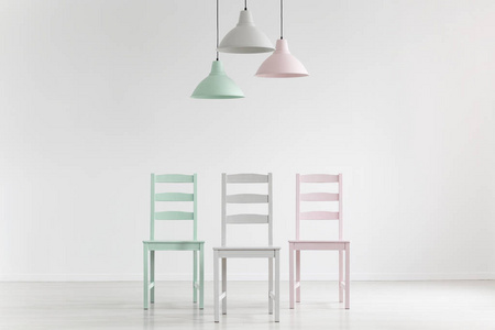 灯以上的椅子上薄荷, 粉红色和灰色的白色空白内部与复制空间。真实照片