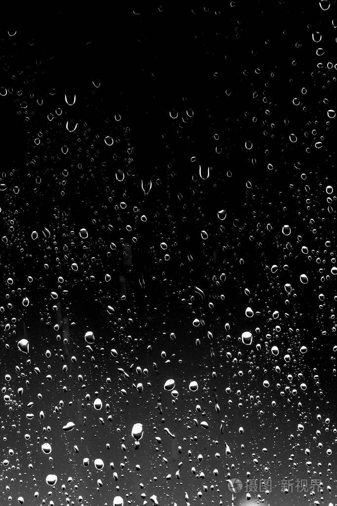 黑玻璃上的雨滴