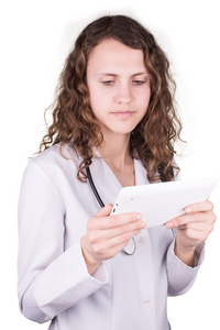 一位妇女抱一台 tablet pc，在白色背景上孤立