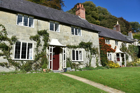 农村花园房子门口传统英国农舍和草坪花园的外部景观照片