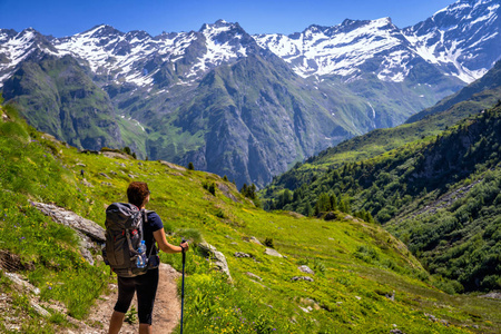 女性旅行者背包徒步登山小径和欣赏瑞士阿尔卑斯山在 Bagnes 地区, 瑞士的看法