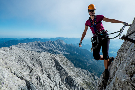 通过 ferrata 攀爬