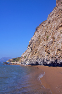 沙滩和岩石峭壁图片