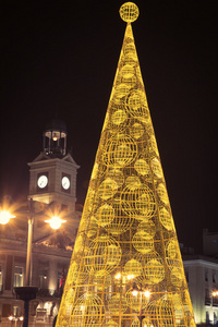 到了晚上，在广场的圣诞树