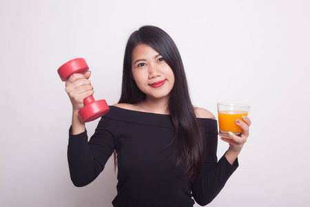 年轻的亚裔女子，在白色背景上的哑铃喝桔子汁
