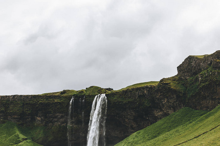 冰岛多云天空下高原 Seljalandsfoss 瀑布风景景观观