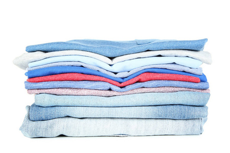 在白色背景查出的折叠的衣服堆栈照片