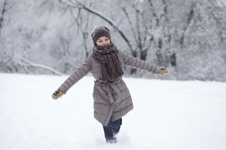 快乐的小女孩在雪的背景上运行覆盖 wint