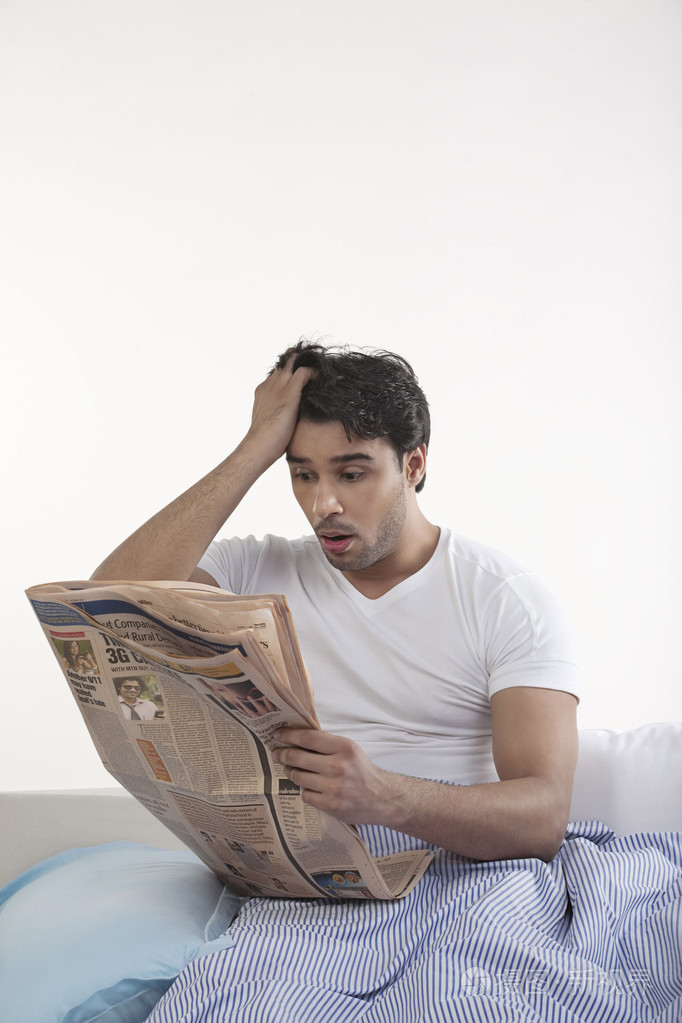 该名男子手持一份报纸照片-正版商用图片08vcdb-摄图新视界