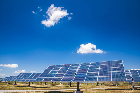 在太阳能发电厂中关闭多晶硅太阳能电池的行阵列