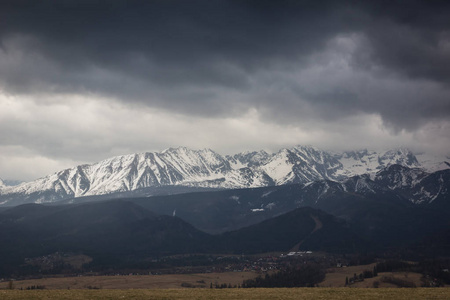 Tatra 山从 Furmanowa 在多云天, 扎科帕内, 波兰