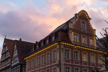 蓝色小时的建筑和五颜六色的天空在一个降临的圣诞节市场傍晚在历史名城南德国慕尼黑和斯图加特在12月冬季晚上