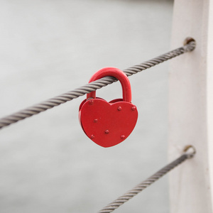 浪漫爱情红色的心锁的浪漫爱情照片