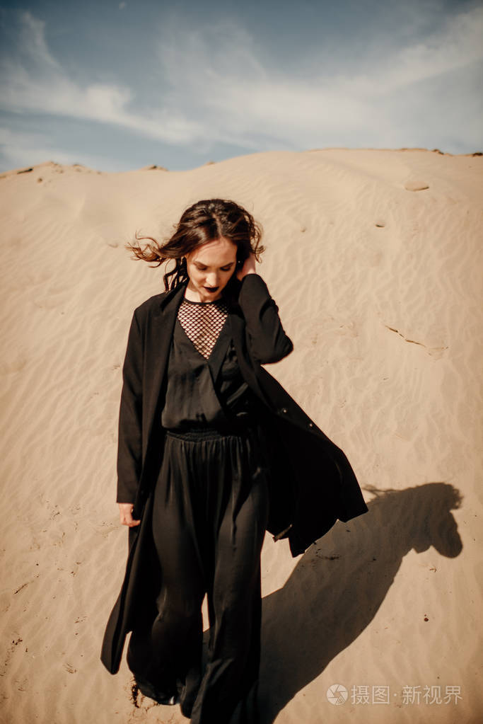 沙漠中穿黑色连衣裙的女孩