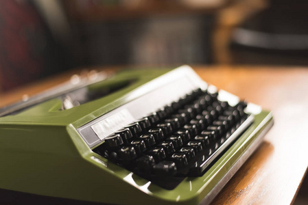 桌子上的绿颜色的老式打字机
