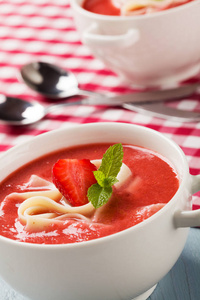 家里用草莓做的汤。在炎热的夏日里与面条一起服务