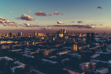 莫斯科市高层办公室的壁纸：夏天黄昏的城市景观