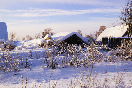 雪堆的乡村建筑。俄罗斯