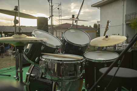 乐器, 拍摄在一个舞台上准备现场音乐会的摇滚乐队照片