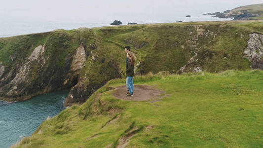 Dunquin 码头上的一对夫妇站在爱尔兰西海岸的鸟瞰图