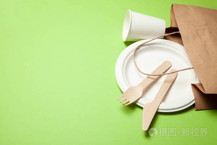 绿色环保的一次性餐具由竹木和纸制成.