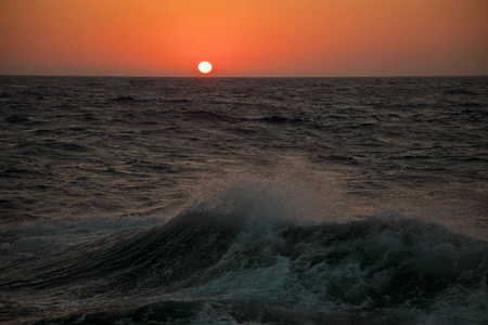 海波浪在日落