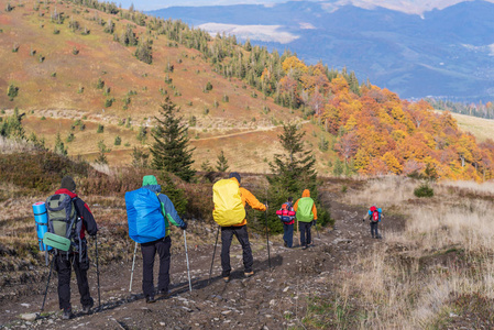 一群游客在山上徒步旅行。