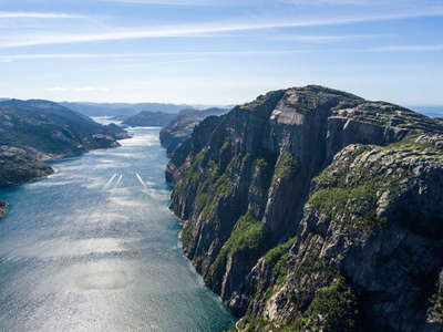 阳光明媚的日子挪威 Lysefjord 的空中照片