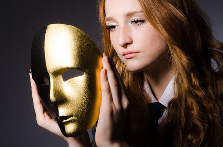 假口罩戴着面具的虚伪概念中的女人照片