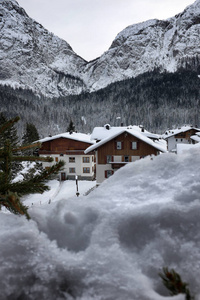 山全景与降雪