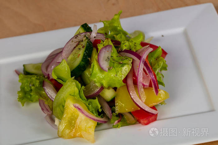 纯素食蔬菜沙拉配洋葱
