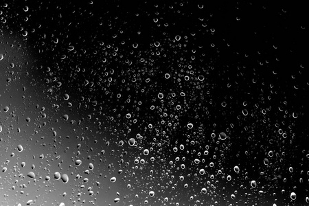 黑玻璃上的雨滴, 湿的玻璃质地