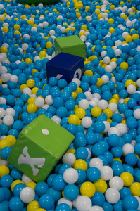 背景彩色塑料球, 红色和黄色中间蓝色。照片创造了选择, 竞争, 设计思想, 办公室... 这也是孩子们的玩具