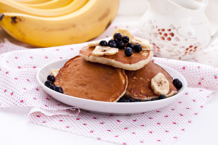 鸡蛋柿子燕麦粥, 香蕉, 蓝莓煎饼照片