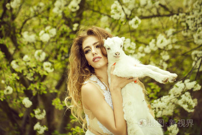 山羊盛开的女人