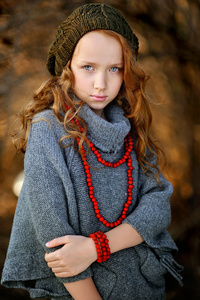 一个漂亮的红发小姑娘的肖像
