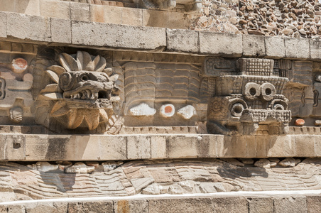 格查尔特奥蒂瓦坎神庙的雕像墨西哥