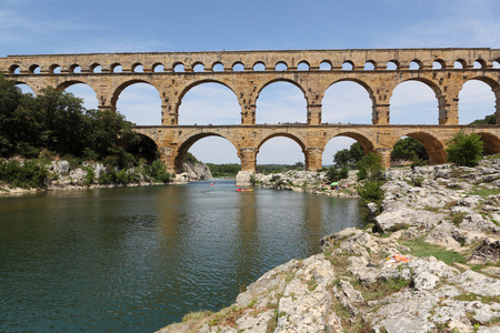 pont du gard 是在法国南部的尼姆附近老罗马渡槽