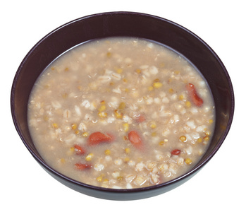 在碗上白色孤立的乡村豆汤照片