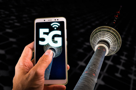 智能手机与5g 屏幕和著名的柏林电视塔或 Fernsehturm. 德国和5g 的高速移动技术欧洲行动 Plan,5g 在所有欧