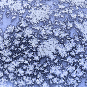 雪花和霜在冬天冻结窗口