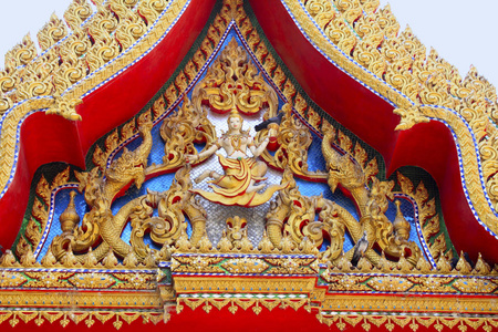 关闭黄金红色雕刻。寺庙精美装饰木雕描绘佛陀的生活熟悉的本生故事, 在禁令塞山三藩 Nok, 碧差汶, 泰国