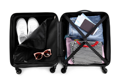 打开手提箱包装为旅行在白色背景, 顶部视图