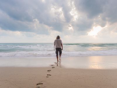 一个人背影图片