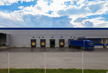 在仓库的装卸码头图片