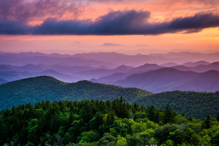 从 cowee 山俯瞰，blue ridge 大道上的日落