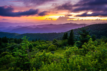 从 cowee 山俯瞰，blue ridge 大道上的日落