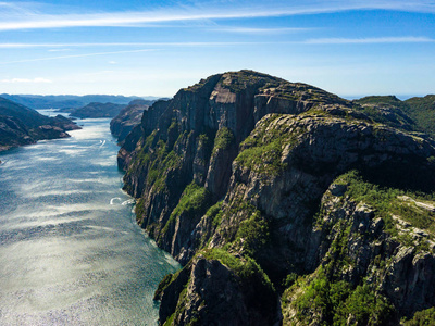 阳光明媚的日子挪威 Lysefjord 的空中照片