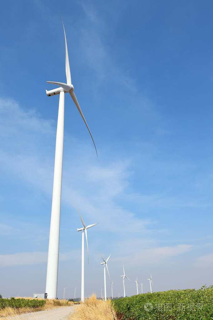 在多云的蓝色天空背景下的风力发电机组