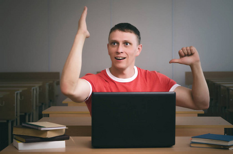 孩子们举手回答问题图片